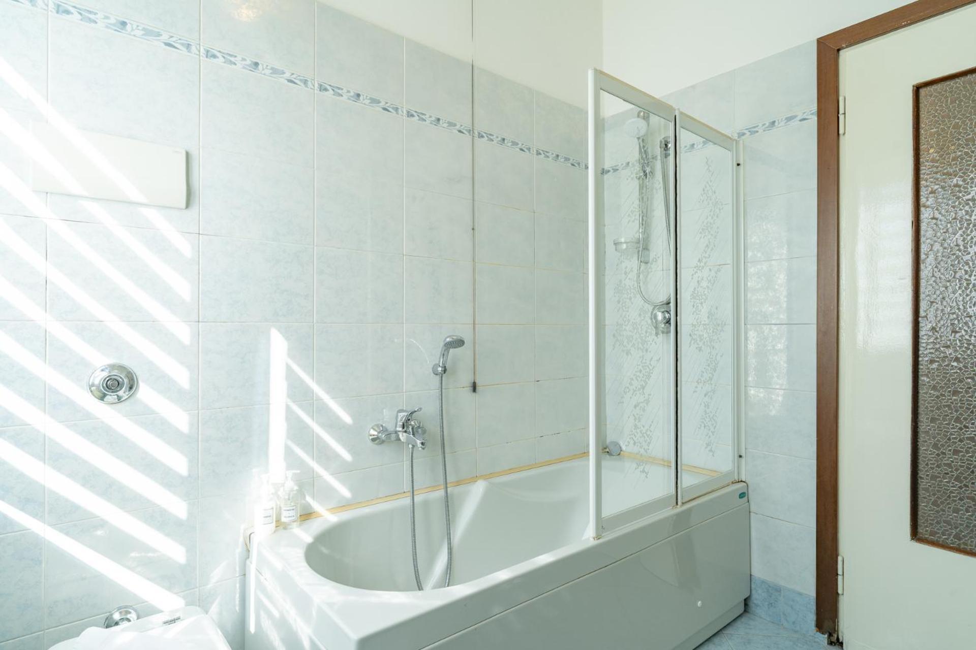 Spacious Apartment With Panoramic Views In Lecco Exterior foto